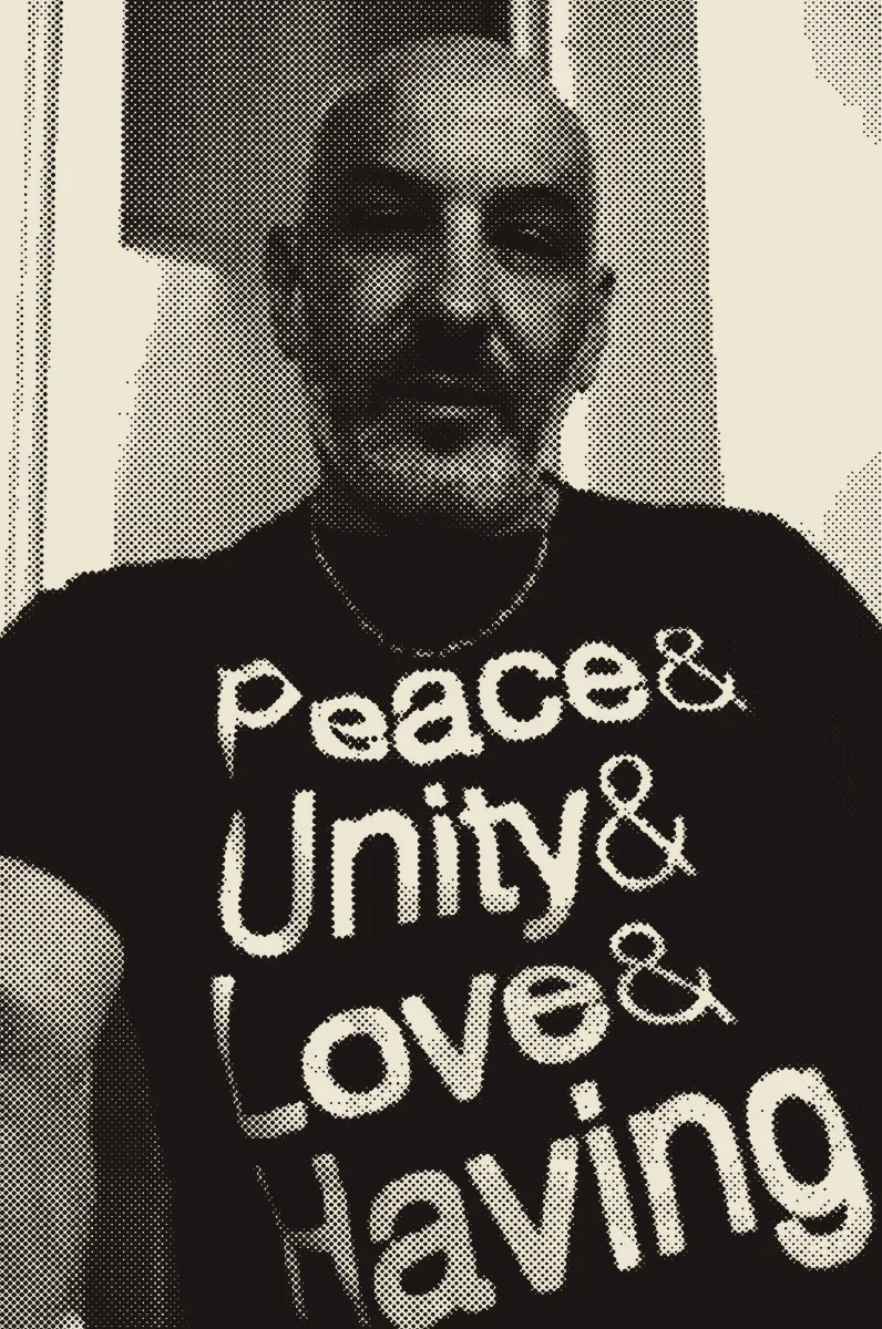Un membre de l'association porte un t-shirt « Peace & Unity & Love & Having »
